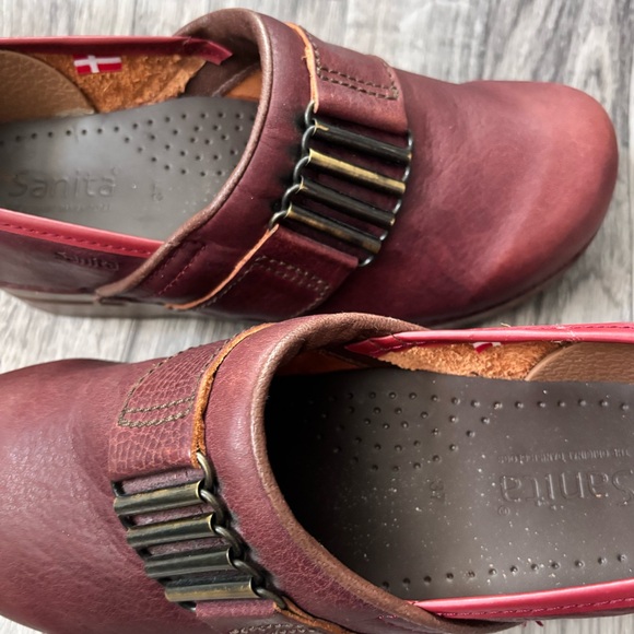 Sanita Closed Back Clogs Size 37
Burgundy Red Leather US 6
Comfort Slip On - Picture 13 of 14